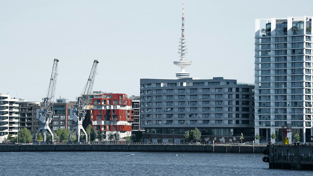 Hamburg-Süd mit Elbe, Hafen und moderner Bebauung